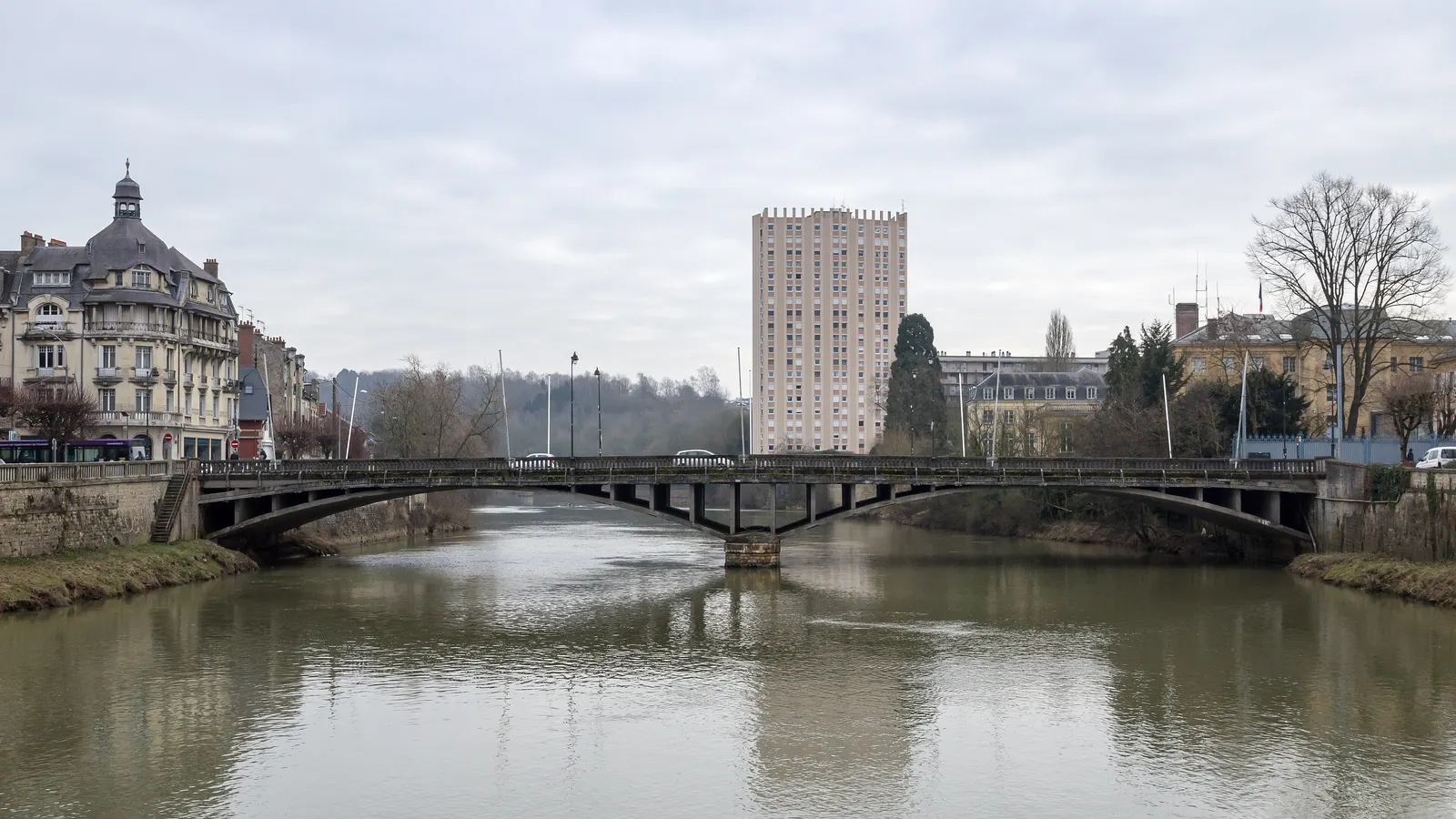 Le pont d'Arches et la Meuse à Charleville-Mézières