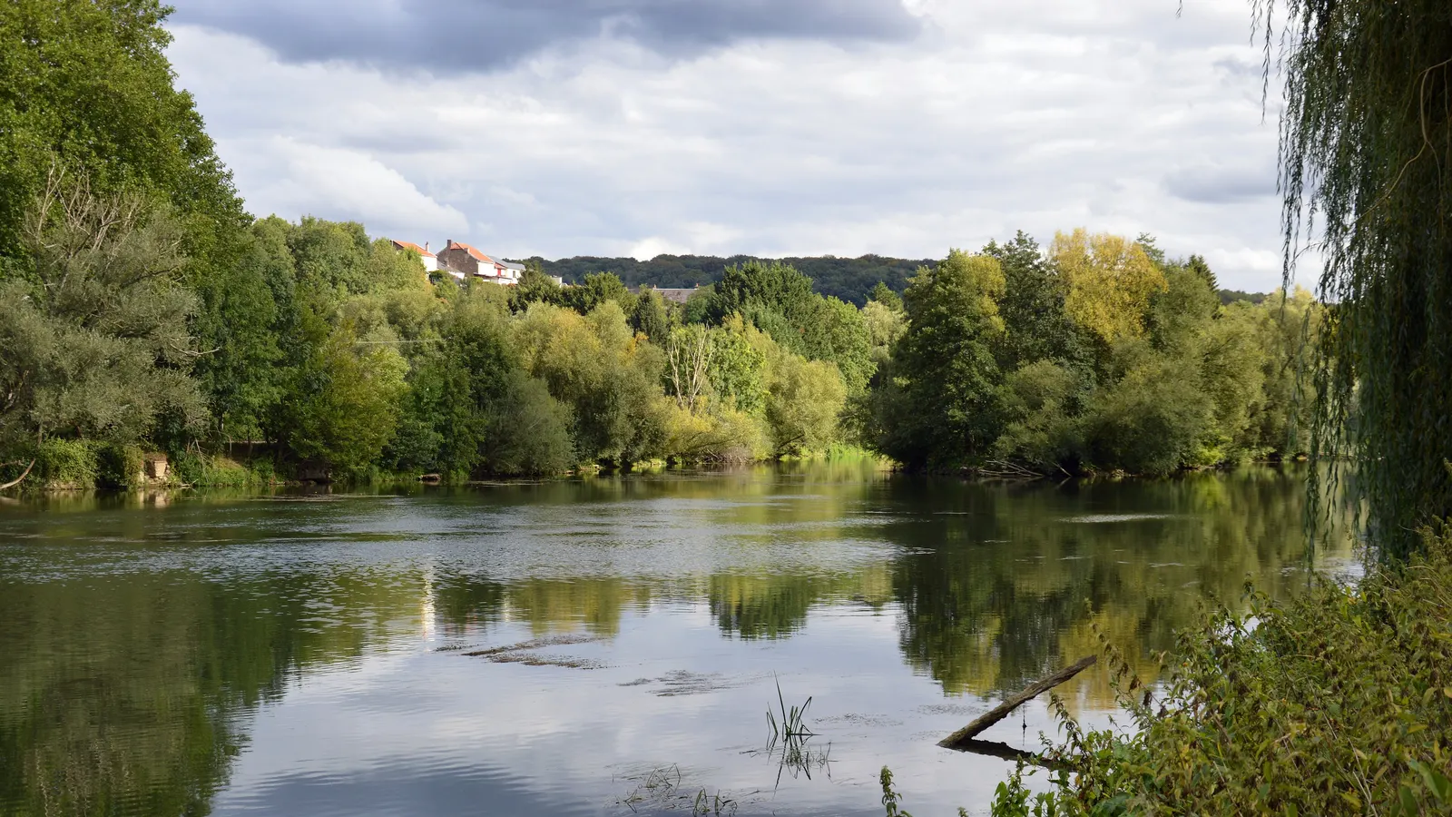 La Meuse entre Montcy-Saint-Pierre et Montcy-Notre-Dame, à Charleville-Mézières